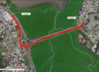 Mapa aéreo que destaca, em vermelho, o traçado previsto para as obras, mostrando o local onde o novo elevado será implantado e indicando os ajustes viários planejados na ligação entre a Avenida da Saudade e a região do CIC.