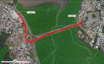 Mapa aéreo que destaca, em vermelho, o traçado previsto para as obras, mostrando o local onde o novo elevado será implantado e indicando os ajustes viários planejados na ligação entre a Avenida da Saudade e a região do CIC.