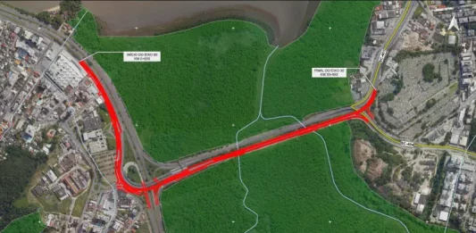 Mapa aéreo que destaca, em vermelho, o traçado previsto para as obras, mostrando o local onde o novo elevado será implantado e indicando os ajustes viários planejados na ligação entre a Avenida da Saudade e a região do CIC.