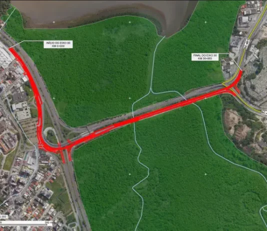 Mapa aéreo que destaca, em vermelho, o traçado previsto para as obras, mostrando o local onde o novo elevado será implantado e indicando os ajustes viários planejados na ligação entre a Avenida da Saudade e a região do CIC.