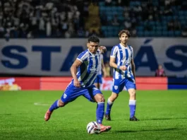 Jogadores do Avaí tocam a bola em campo durante a partida contra o Athletic pela Série B.
