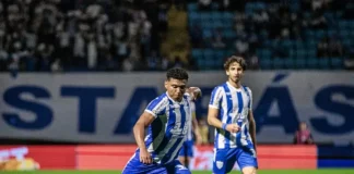 Jogadores do Avaí tocam a bola em campo durante a partida contra o Athletic pela Série B.