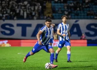 Avaí ainda sonha, Figueira reage e o futebol catarinense segue pulsando Jogadores do Avaí tocam a bola em campo durante a partida contra o Athletic pela Série B.