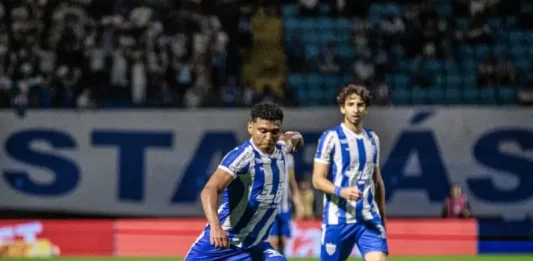 Jogadores do Avaí tocam a bola em campo durante a partida contra o Athletic pela Série B.