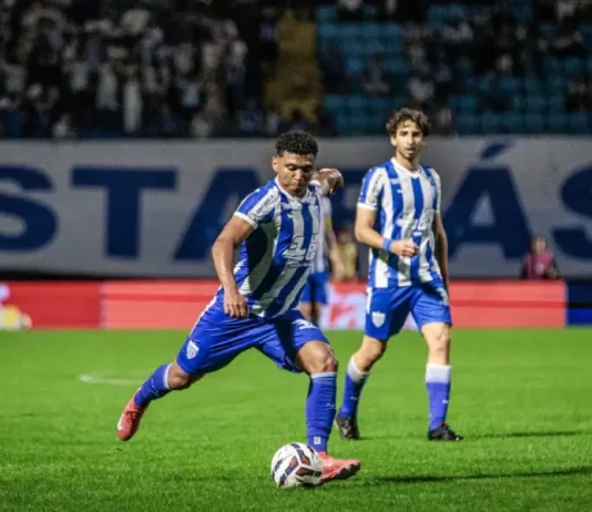 Jogadores do Avaí tocam a bola em campo durante a partida contra o Athletic pela Série B.