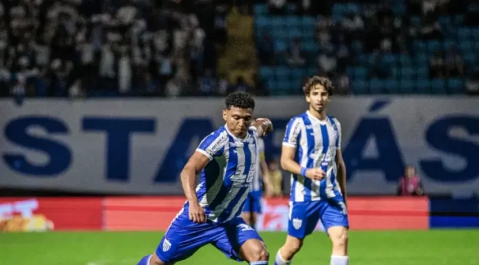Jogadores do Avaí tocam a bola em campo durante a partida contra o Athletic pela Série B.