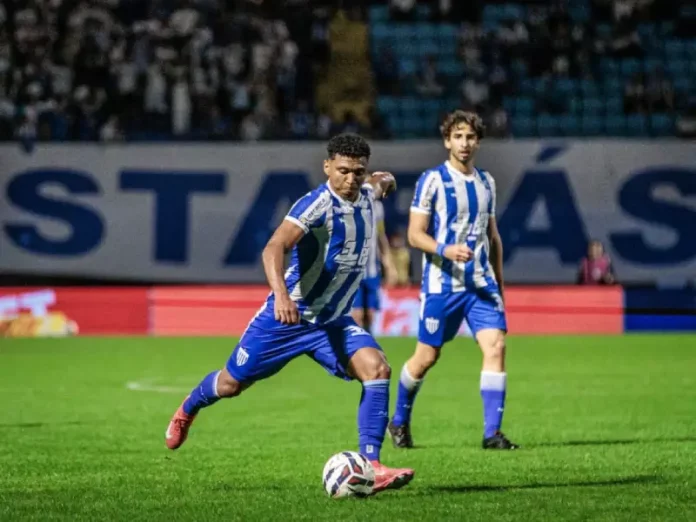 Avai (1) Jogadores do Avaí tocam a bola em campo durante a partida contra o Athletic pela Série B.