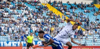 Jogadores de Avaí e Remo em campo na 37ª rodada da Série B, ilustrando o confronto decisivo entre as equipes.