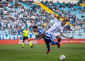 Jogadores de Avaí e Remo em campo na 37ª rodada da Série B, ilustrando o confronto decisivo entre as equipes.