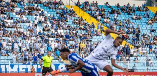 Jogadores de Avaí e Remo em campo na 37ª rodada da Série B, ilustrando o confronto decisivo entre as equipes.
