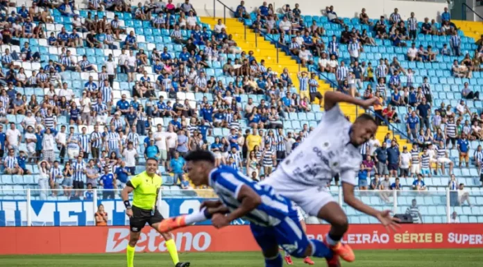 Jogadores de Avaí e Remo em campo na 37ª rodada da Série B, ilustrando o confronto decisivo entre as equipes.