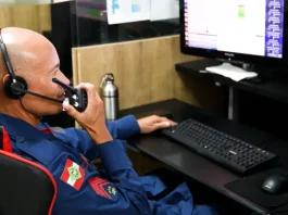 CBMSC apresenta nova ferramenta para monitorar atendimento em tempo real Bombeiro do CBMSC trabalha no computador enquanto fala no rádio para ilustrar o uso de tecnologias que apoiam o atendimento às ocorrências.