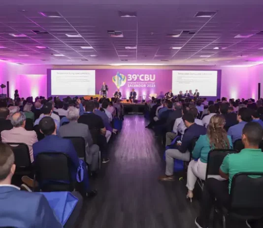 Profissionais participam do 39º Congresso Brasileiro de Urologia, em Salvador, em 2023, ilustrando o formato do evento que neste ano será realizado em Florianópolis.