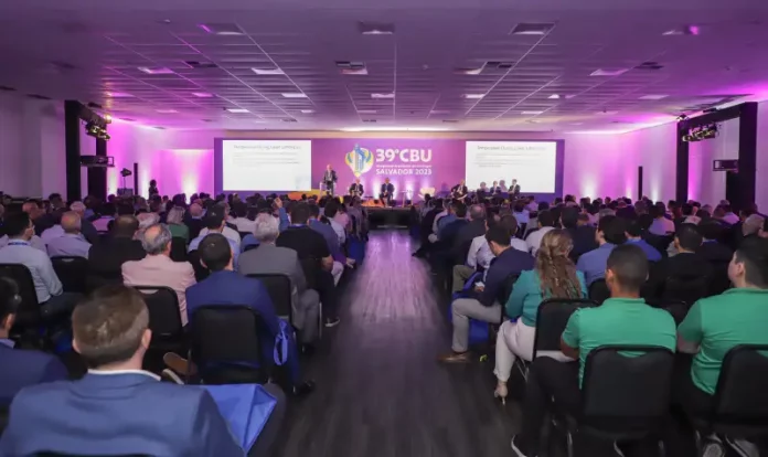 Profissionais participam do 39º Congresso Brasileiro de Urologia, em Salvador, em 2023, ilustrando o formato do evento que neste ano será realizado em Florianópolis.