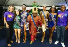 São José abre inscrições para o concurso da Rainha e Corte do Carnaval 2026 Secretário de Cultura de São José posa ao lado da Corte do Carnaval 2025 durante apresentação oficial do concurso.