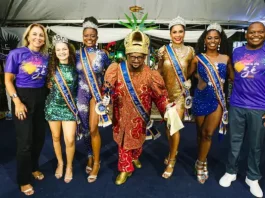 São José abre inscrições para o concurso da Rainha e Corte do Carnaval 2026 Secretário de Cultura de São José posa ao lado da Corte do Carnaval 2025 durante apresentação oficial do concurso.