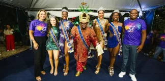 Secretário de Cultura de São José posa ao lado da Corte do Carnaval 2025 durante apresentação oficial do concurso.