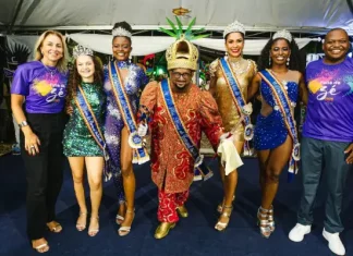 São José abre inscrições para o concurso da Rainha e Corte do Carnaval 2026 Secretário de Cultura de São José posa ao lado da Corte do Carnaval 2025 durante apresentação oficial do concurso.