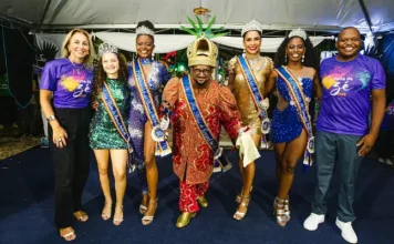 São José abre inscrições para o concurso da Rainha e Corte do Carnaval 2026 Secretário de Cultura de São José posa ao lado da Corte do Carnaval 2025 durante apresentação oficial do concurso.