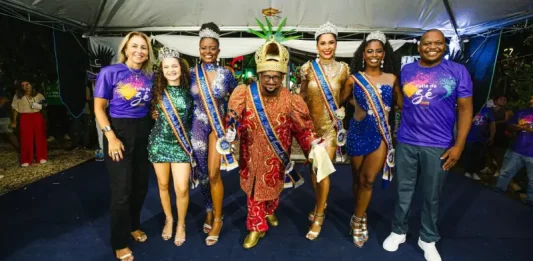 São José abre inscrições para o concurso da Rainha e Corte do Carnaval 2026 Secretário de Cultura de São José posa ao lado da Corte do Carnaval 2025 durante apresentação oficial do concurso.