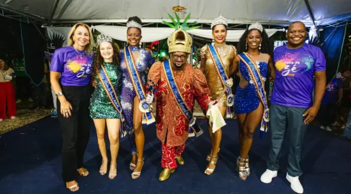 São José abre inscrições para o concurso da Rainha e Corte do Carnaval 2026 Secretário de Cultura de São José posa ao lado da Corte do Carnaval 2025 durante apresentação oficial do concurso.