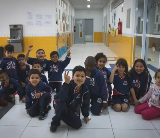 Matrículas em creches e pré-escolas de São José vão de 1º a 5 de dezembro Crianças da educação infantil sentadas no pátio da escola, representando as vagas disponíveis para matrículas em 2026.