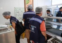 Agentes realizam fiscalização para verificar a qualidade e a segurança dos alimentos oferecidos ao consumidor.