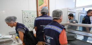Agentes realizam fiscalização para verificar a qualidade e a segurança dos alimentos oferecidos ao consumidor.