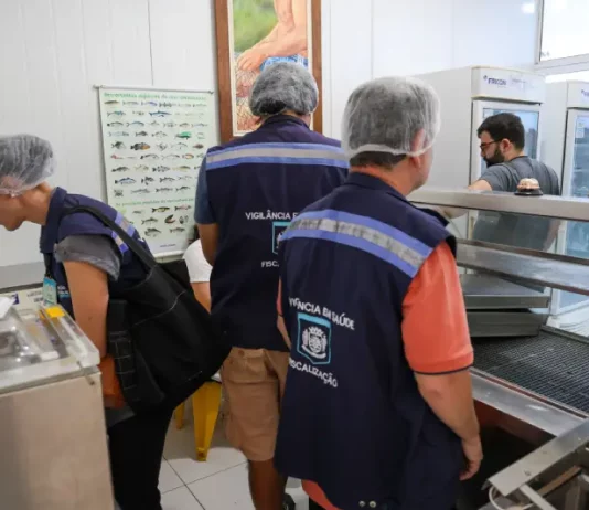 Agentes realizam fiscalização para verificar a qualidade e a segurança dos alimentos oferecidos ao consumidor.