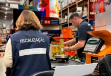 Fiscal do Inmetro-SC registra dados durante ação de fiscalização para verificar a conformidade de produtos.