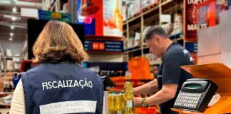 Fiscal do Inmetro-SC registra dados durante ação de fiscalização para verificar a conformidade de produtos.