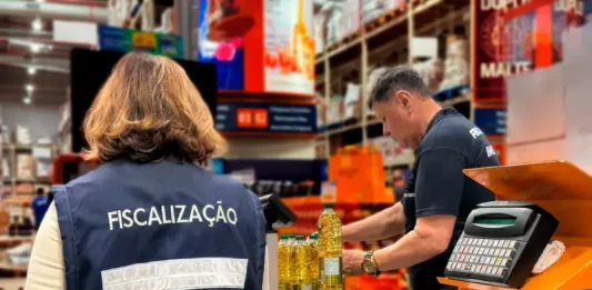 Operação Cesta Básica: Imetro-SC inspeciona 17 mil produtos e reprova 19 lotes Fiscal do Inmetro-SC registra dados durante ação de fiscalização para verificar a conformidade de produtos.