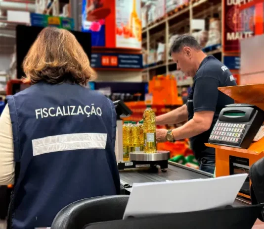 Operação Cesta Básica: Imetro-SC inspeciona 17 mil produtos e reprova 19 lotes Fiscal do Inmetro-SC registra dados durante ação de fiscalização para verificar a conformidade de produtos.