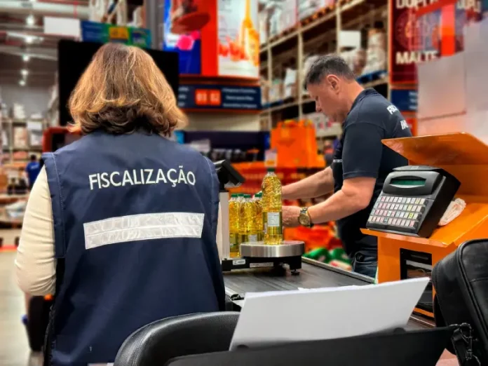 Fiscalização Inmetro-SC Fiscal do Inmetro-SC registra dados durante ação de fiscalização para verificar a conformidade de produtos.