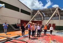 Governador anuncia construção de bunkers contra tempestades em escolas estaduais O governador Jorginho Mello e sua equipe visitam a Escola Estadual Jacob Maran, em Dionísio Cerqueira, para avaliar os danos causados pelo tornado e definir ações de reconstrução.