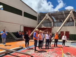 O governador Jorginho Mello e sua equipe visitam a Escola Estadual Jacob Maran, em Dionísio Cerqueira, para avaliar os danos causados pelo tornado e definir ações de reconstrução.