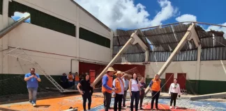 O governador Jorginho Mello e sua equipe visitam a Escola Estadual Jacob Maran, em Dionísio Cerqueira, para avaliar os danos causados pelo tornado e definir ações de reconstrução.