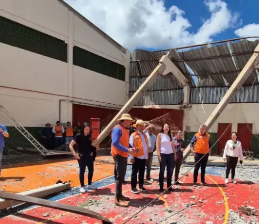 Governador anuncia construção de bunkers contra tempestades em escolas estaduais O governador Jorginho Mello e sua equipe visitam a Escola Estadual Jacob Maran, em Dionísio Cerqueira, para avaliar os danos causados pelo tornado e definir ações de reconstrução.