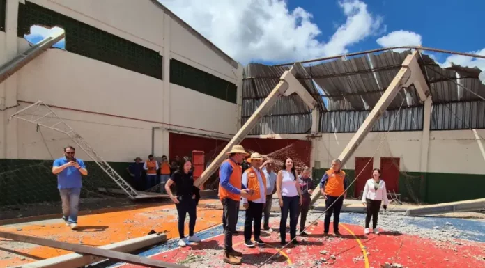 O governador Jorginho Mello e sua equipe visitam a Escola Estadual Jacob Maran, em Dionísio Cerqueira, para avaliar os danos causados pelo tornado e definir ações de reconstrução.