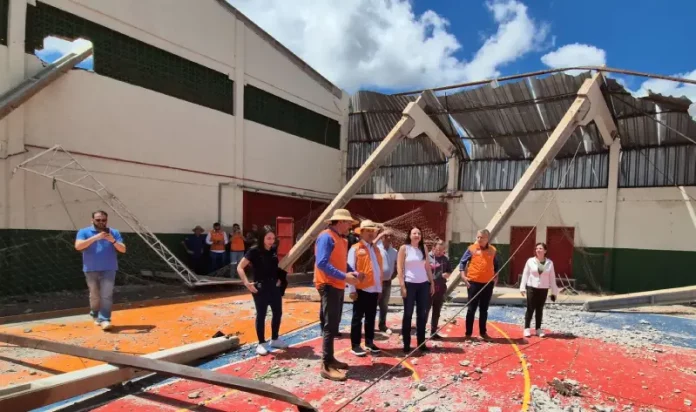 Governador visita Dionisio Cerqueira O governador Jorginho Mello e sua equipe visitam a Escola Estadual Jacob Maran, em Dionísio Cerqueira, para avaliar os danos causados pelo tornado e definir ações de reconstrução.