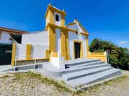Foto da fachada da Capela do Senhor do Bonfim em São José, destacando sua arquitetura luso-brasileira e a entrada principal da igreja.