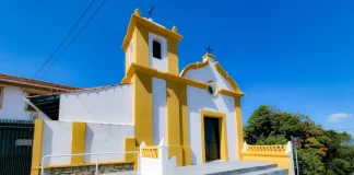 Foto da fachada da Capela do Senhor do Bonfim em São José, destacando sua arquitetura luso-brasileira e a entrada principal da igreja.