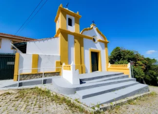 Foto da fachada da Capela do Senhor do Bonfim em São José, destacando sua arquitetura luso-brasileira e a entrada principal da igreja.