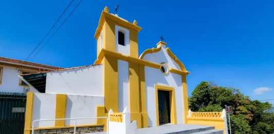 Cantinhos de São José: A igreja que deu origem à procissão do Senhor do Bonfim Foto da fachada da Capela do Senhor do Bonfim em São José, destacando sua arquitetura luso-brasileira e a entrada principal da igreja.