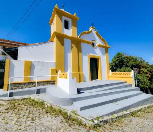 Cantinhos de São José: A igreja que deu origem à procissão do Senhor do Bonfim Foto da fachada da Capela do Senhor do Bonfim em São José, destacando sua arquitetura luso-brasileira e a entrada principal da igreja.
