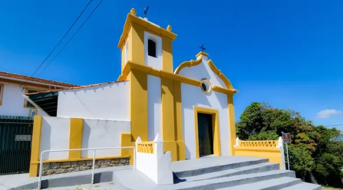 Foto da fachada da Capela do Senhor do Bonfim em São José, destacando sua arquitetura luso-brasileira e a entrada principal da igreja.
