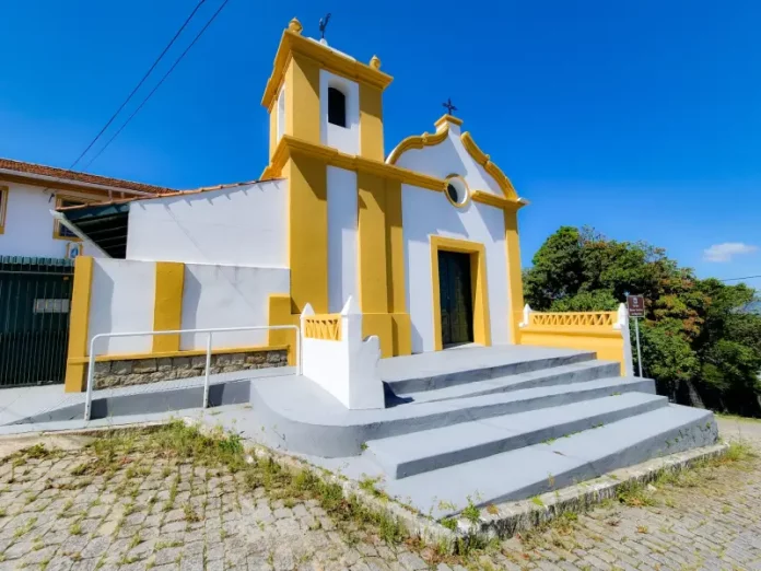 Igreja Senhor do Bonfim Foto da fachada da Capela do Senhor do Bonfim em São José, destacando sua arquitetura luso-brasileira e a entrada principal da igreja.