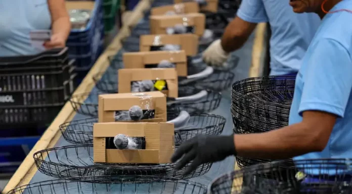 Santa Catarina mantém ritmo de crescimento acima da média nacional em 2025 Operários trabalhando em uma linha de montagem de uma indústria catarinense, ilustrando o avanço da produção e o crescimento econômico acima da média nacional.