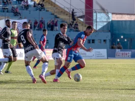 Jogadores de Figueirense e Marcílio Dias em campo, ilustrando a disputa e o cenário atual do futebol catarinense.