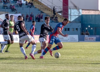 Jogadores de Figueirense e Marcílio Dias em campo, ilustrando a disputa e o cenário atual do futebol catarinense.